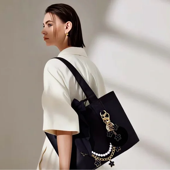 Dress your bag up White Floral Charm Set - Picture 5 of 6